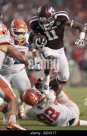 College Station, Texas, USA. 8. September 2013. 07.09.13 - Hürden Texas A & M WR Derel Walker (11) Sam Houston State DE Andrew Weaver (92) bei Kyle Field in College Station, Texas Samstag, 7. September 2013. A & M gewann 65-28.Photo von Erich Schlegel Credit: Erich Schlegel/ZUMAPRESS.com/Alamy Live News Stockfoto