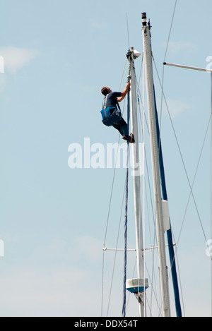 Mann auf einer Yacht-mast Stockfoto