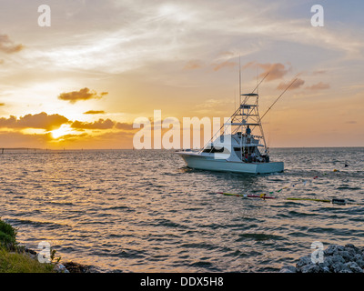 Sport-Fischerboot bei Sonnenaufgang verlassen Stockfoto