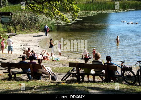 Otomin, Polen 8. September 2013 Menschen letzte Suny Tag in diesem Sommer genießen. Meteorologen prognostizieren großen Kühl- und Starkregen in den nächsten Tagen. Bildnachweis: Michal Fludra/Alamy Live-Nachrichten Stockfoto