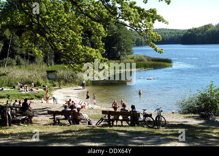 Otomin, Polen 8. September 2013 Menschen letzte Suny Tag in diesem Sommer genießen. Meteorologen prognostizieren großen Kühl- und Starkregen in den nächsten Tagen. Bildnachweis: Michal Fludra/Alamy Live-Nachrichten Stockfoto