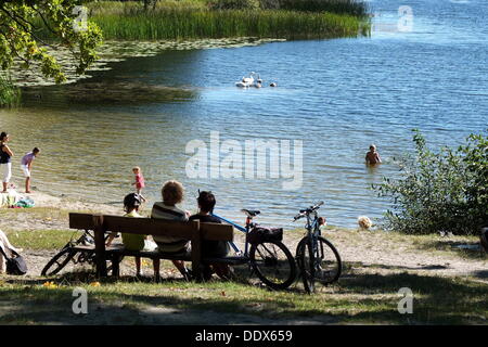 Otomin, Polen 8. September 2013 Menschen letzte Suny Tag in diesem Sommer genießen. Meteorologen prognostizieren großen Kühl- und Starkregen in den nächsten Tagen. Bildnachweis: Michal Fludra/Alamy Live-Nachrichten Stockfoto