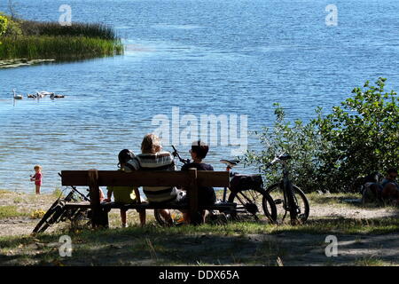 Otomin, Polen 8. September 2013 Menschen letzte Suny Tag in diesem Sommer genießen. Meteorologen prognostizieren großen Kühl- und Starkregen in den nächsten Tagen. Bildnachweis: Michal Fludra/Alamy Live-Nachrichten Stockfoto