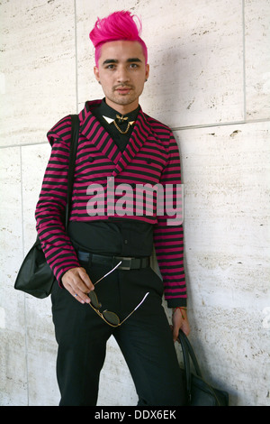 Porträt des Designers Jesus Estrada mit einem roten Mohawk-Frisur auf der Fashion Week im Lincoln Center in New York City Stockfoto