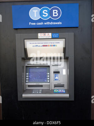 Ipswich, UK. 8. September 2013. Eine neue TSB-Niederlassung in der neuen Bank branding auf Felixstowe Rd, Ipswich geschmückt. Mehr als 600 Lloyds besaß Bankfilialen und 5 Millionen Kundenkonten konvertiert in der neu eingeführten TSB Bank am 9. September 2013. Bildnachweis: Geogphotos/Alamy Live-Nachrichten Stockfoto