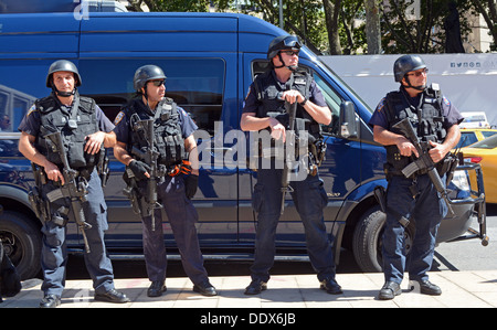 4 New Yorker Polizisten auf anti-Terror-Patrouille in der Nähe von Fashion Week im Lincoln Center in New York City Stockfoto