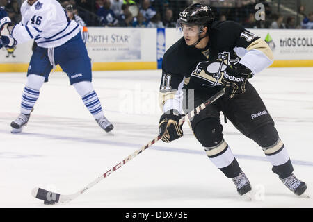 Matia Marcantuoni (11) die Reise der Pinguine trägt den Puck während eines Spiels zwischen der Pittsburg Penguins und Toronto Maple Leafs am 2013 NHL Rookie Turnier in London Ontario, Kanada am 7. September 2013 in Budweiser Gardens gespielt wird. Es dauerte Überstunden und einer Schießerei vor der Maple Leafs konnten die Pinguine mit einem Score von 4: 3 besiegen. Stockfoto