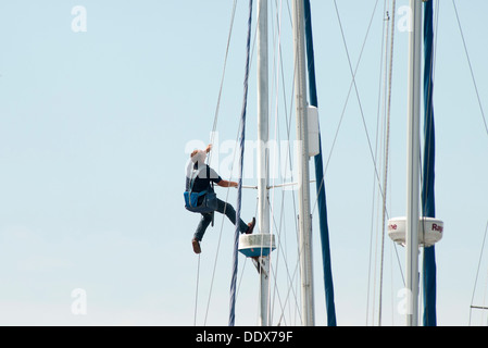 Mann auf einer Yacht-mast Stockfoto