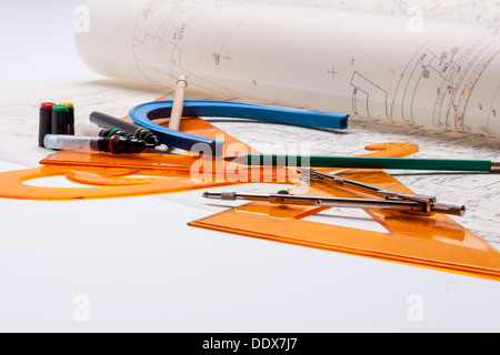 Design, Projekt- und Messgeräte auf weißem Hintergrund. Stockfoto