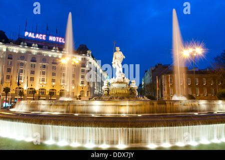 Neptuno Brunnen und Palace Hotel, Nachtansicht. Madrid, Spanien. Stockfoto