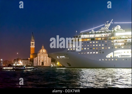 Europa, Italien, Veneto, Venedig, als Weltkulturerbe der UNESCO klassifiziert. Bootsfahrt auf der Lagune mit der Kirche San Giorgio Maggiore Stockfoto