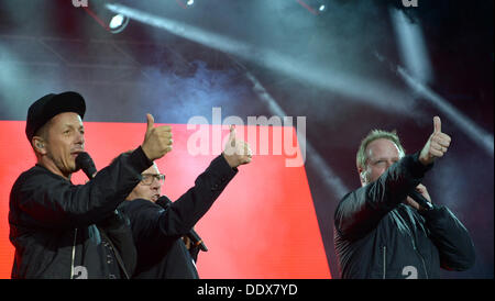 Berlin, Deutschland. 8. September 2013. Michael Bernd Schmidt Alias Smudo (R-L), führen Thomas Duerr aka Thomas D und Michael "Michi" Beck der deutschen Hip Hop Band Die Fantastischen Vier auf der Bühne während der Berlinale auf dem Tempelhofer Feld in Berlin, Deutschland, 8. September 2013. Foto: Rainer Jensen/Dpa/Alamy Live-Nachrichten Stockfoto