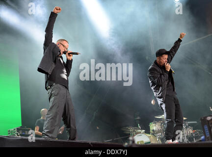 Berlin, Deutschland. 8. September 2013. Thomas Duerr führen aka Thomas D (L) und Michael "Michi" Beck der deutschen Hip Hop Band Die Fantastischen Vier auf der Bühne während der Berlinale auf dem Tempelhofer Feld in Berlin, Deutschland, 8. September 2013. Foto: Rainer Jensen/Dpa/Alamy Live-Nachrichten Stockfoto