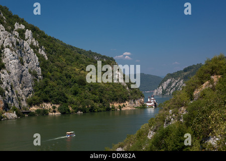 Donau-Schluchten Landschaft mit einem Boot Segeln in Richtung Kloster Mraconia Stockfoto