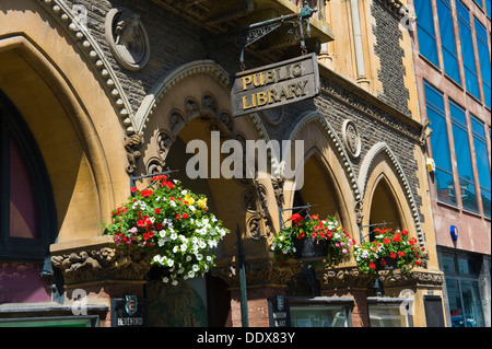 Außenseite des Kunstmuseum Galerie und Public Library mit hängenden Körben in Hereford Herefordshire England UK Stockfoto