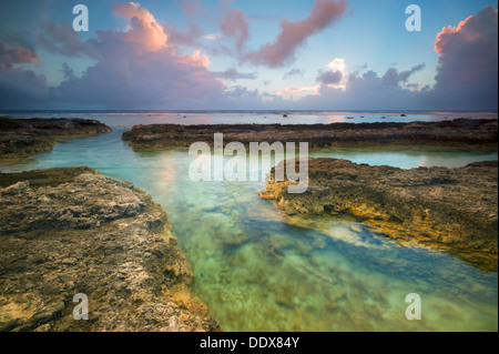 Sunrise-Schuss von der Pazifik-Seite von Bora Bora. Französisch-Polynesien Stockfoto