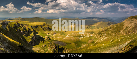 Panorama der Landschaft mit blauem Himmel und weißen Wolken über die Karpaten Stockfoto