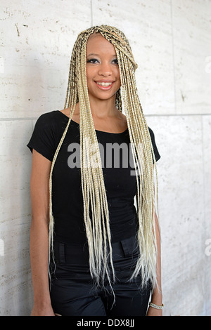 Porträt des Musikproduzenten tragen langes blondes Haar-Extensions auf der Fashion Week im Lincoln Center in New York City Stockfoto