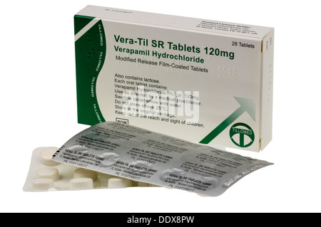 Paket von Vera-Til SR 120mg Tabletten (Verapamil Hydrocloride) zur Behandlung von Angina pectoris, Herzrhythmusstörungen und Bluthochdruck. Stockfoto