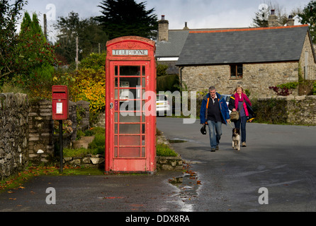 Lydford, Devonshire, Großbritannien zeigt der Pfarrei Kirche, das Schloss und das Castle Inn. Stockfoto