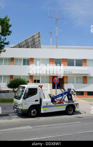 Abschleppwagen vor einer spanischen lokalen Polizeistation. Fuengirola, Costa Del Sol, Spanien. Stockfoto