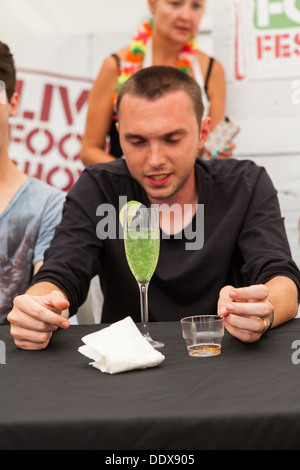 Extreme Food Challenge Kingston 2013 - Pan Dang grünen Rasen Samen trinken Stockfoto