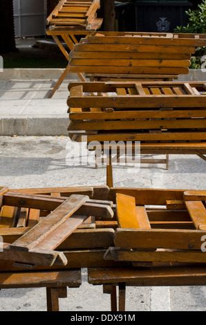 Alte hölzerne Klappsitze oder Klappstühle, Tisch platziert werden. Mijas in Südspanien. Costa Del Sol. Stockfoto