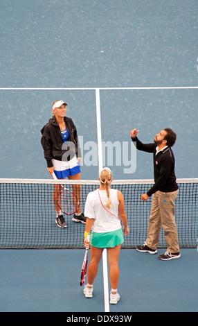 Münzwurf vor dem Spiel zwischen Caroline Wozniacki und Angelique Kerber in China Tennis Open in Peking am 10.04.2012 Stockfoto