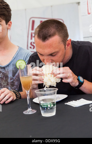 Extreme Food Challenge Kingston 2013 - stopfte in eine seltsame Art von Pilz. Stockfoto