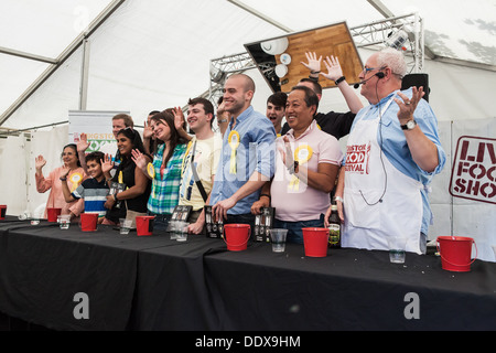 Wettbewerber Line-up nach Teilnahme an Extreme Food Challenge Kingston 2013. Stockfoto