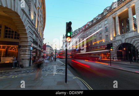 Ein Londoner Bus reisen entlang der Regent Street, an einem späten Sommerabend, verschwommen, wie es sich bewegt. Stockfoto