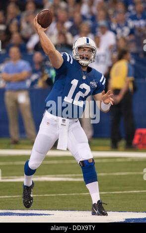 Indianapolis, IN, USA. 8. September 2013. 8. September 2013: Indianapolis Colts quarterback Andrew Luck (12) während des Spiels zwischen den Oakland Raiders und die Indianapolis Colts im Lucas Oil Stadium in Indianapolis, Zoll-Credit: Csm/Alamy Live-Nachrichten Stockfoto