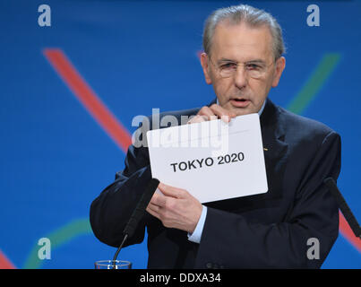 Buenos Aires, Argentinien. 07. Sep, 2013. IOC-Präsident Jacques Rogge kündigt Tokio als Austragungsort Olympia 2020 nach der Wahl am the125th IOC-Session im Hilton Hotel in Buenos Aires, Argentinien, 7. September 2013. Foto: Arne Dedert/Dpa/Alamy Live-Nachrichten Stockfoto