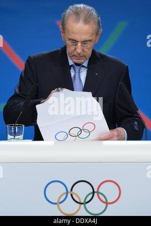 Buenos Aires, Argentinien. 07. Sep, 2013. IOC-Präsident Jacques Rogge öffnet den Umschlag vor der Bekanntgabe der Gastgeberstadt der Olympischen 2020 bei the125th IOC-Session im Hilton Hotel in Buenos Aires, Argentinien, 7. September 2013. Foto: Arne Dedert/Dpa/Alamy Live-Nachrichten Stockfoto