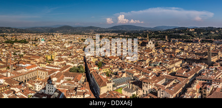 Aerial Panorama von Florenz betrachtet, von der Spitze der Kuppel der Kathedrale Stockfoto