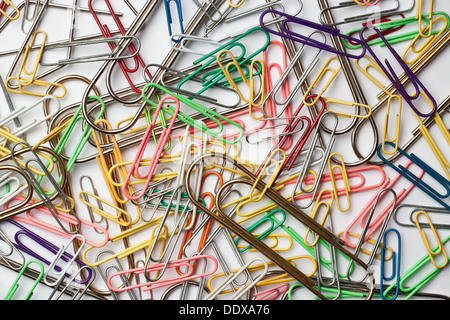 Sortiment von Büroklammern auf weiße Fläche Stockfoto