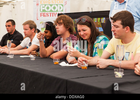 Extreme Food Challenge Kingston 2013 - Pan dang Rasen Samen trinken. Stockfoto