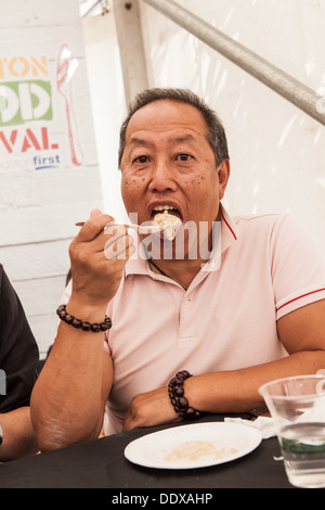 Extreme Food Challenge Kingston 2013 - stopfte in Lamb es süße Fleisch Stockfoto