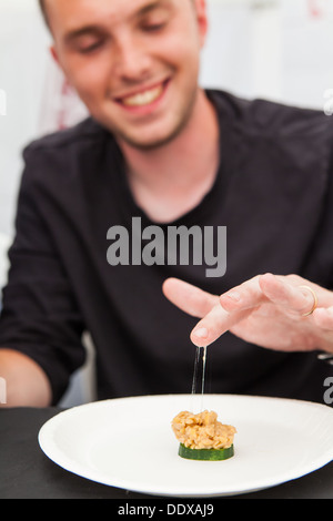 Extreme Food Challenge Kingston 2013 - Natto fermentierten Bohnen auf Gurke Stockfoto