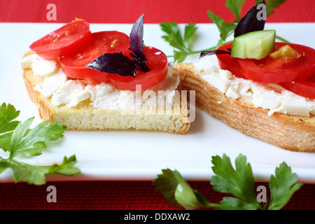 Toast mit Käse und Tomaten Scheiben auf einem Teller Essen Nahaufnahme Stockfoto
