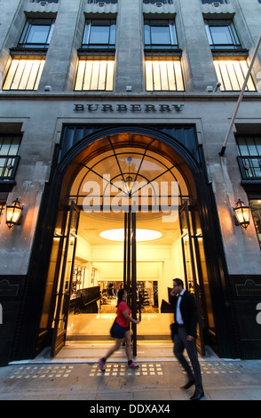 Burberry Shop Front im Regent Street, London, mit Käufern übergeben Stockfoto