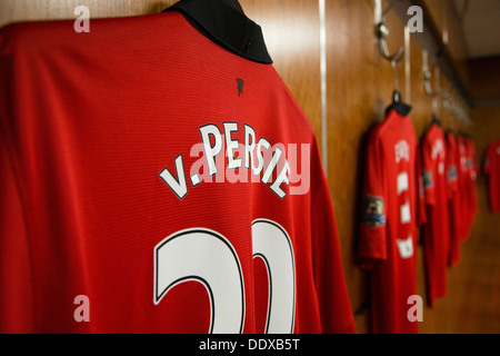 Robin Van Persie Fußballtrikot von Manchester United in der old Trafford nach Hause Garderobe hängen Stockfoto