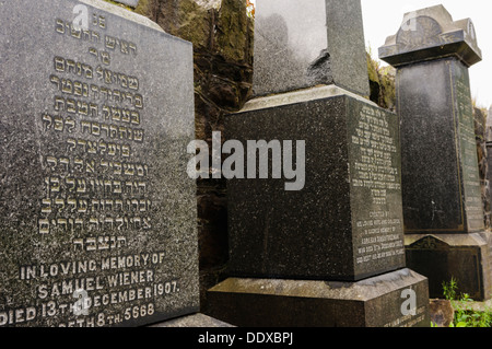 Grabsteine auf einem jüdischen Friedhof in Hebräisch geschrieben Stockfoto