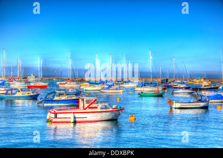 Bunt rot blau und grün Boote und blaues Meer und Himmel in lebendige HDR Stockfoto