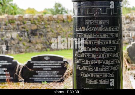 Grabsteine auf einem jüdischen Friedhof in Hebräisch geschrieben Stockfoto