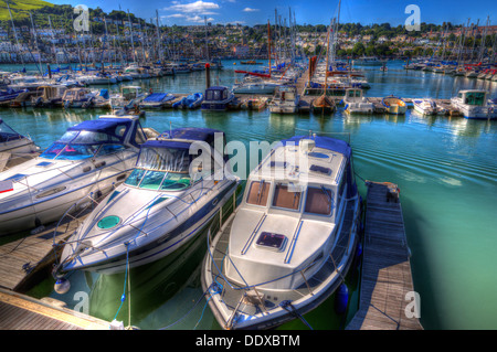 Motorboote und Yachten Dartmouth Hafen Devon auf dem River Dart mit blauem Meer und Himmel in HDR Stockfoto