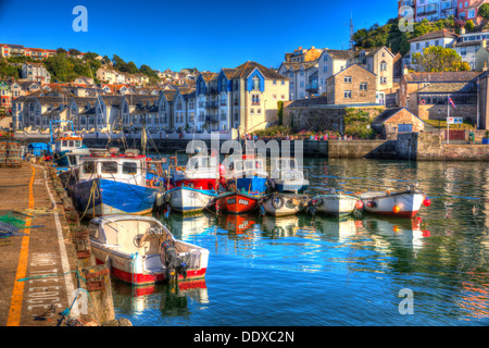 Angelboote/Fischerboote mit hellen Farben Brixham Hafen Devon mit auf Hügeln im Hintergrund in HDR Häuser Stockfoto