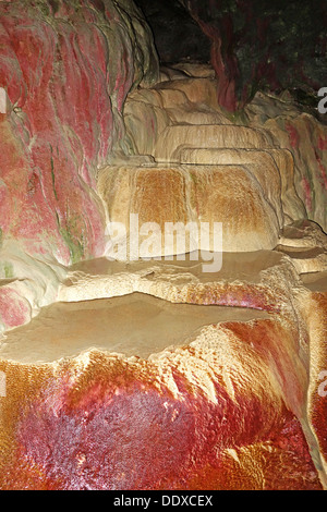 Der heilige Brunnen in einer Meereshöhle in Holywell Bay in der Nähe von Newquay in Cornwall, Großbritannien Stockfoto