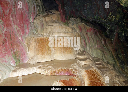 Der heilige Brunnen in einer Meereshöhle in Holywell Bay in der Nähe von Newquay in Cornwall, Großbritannien Stockfoto