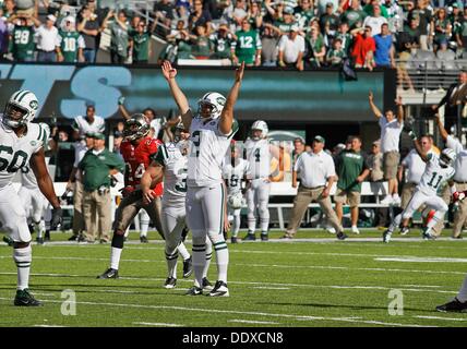 East Rutherford, Florida, USA. 8. September 2013. DANIEL WALLACE | Times.New York Jets Kicker Nick Folk (2) feiert seine 48 Yard Fieldgoal die Jets ein 18-17 Sieg über die Tampa Bay Buccaneers MetLife Stadium in East Rutherford, New Jersey auf Sonntag, 8. September 2013 geben. Bildnachweis: Daniel Wallace/Tampa Bucht Times/ZUMAPRESS.com/Alamy Live-Nachrichten Stockfoto